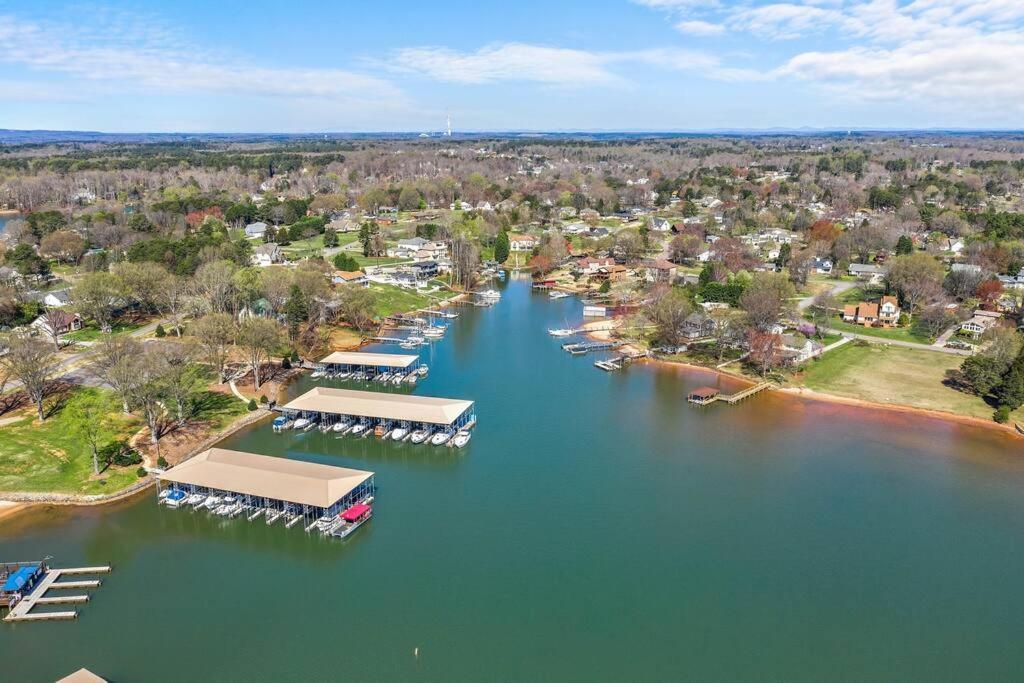 Cozy Lake Home - Jacuzzi King Bed Marina Access Муурсвил Екстериор снимка